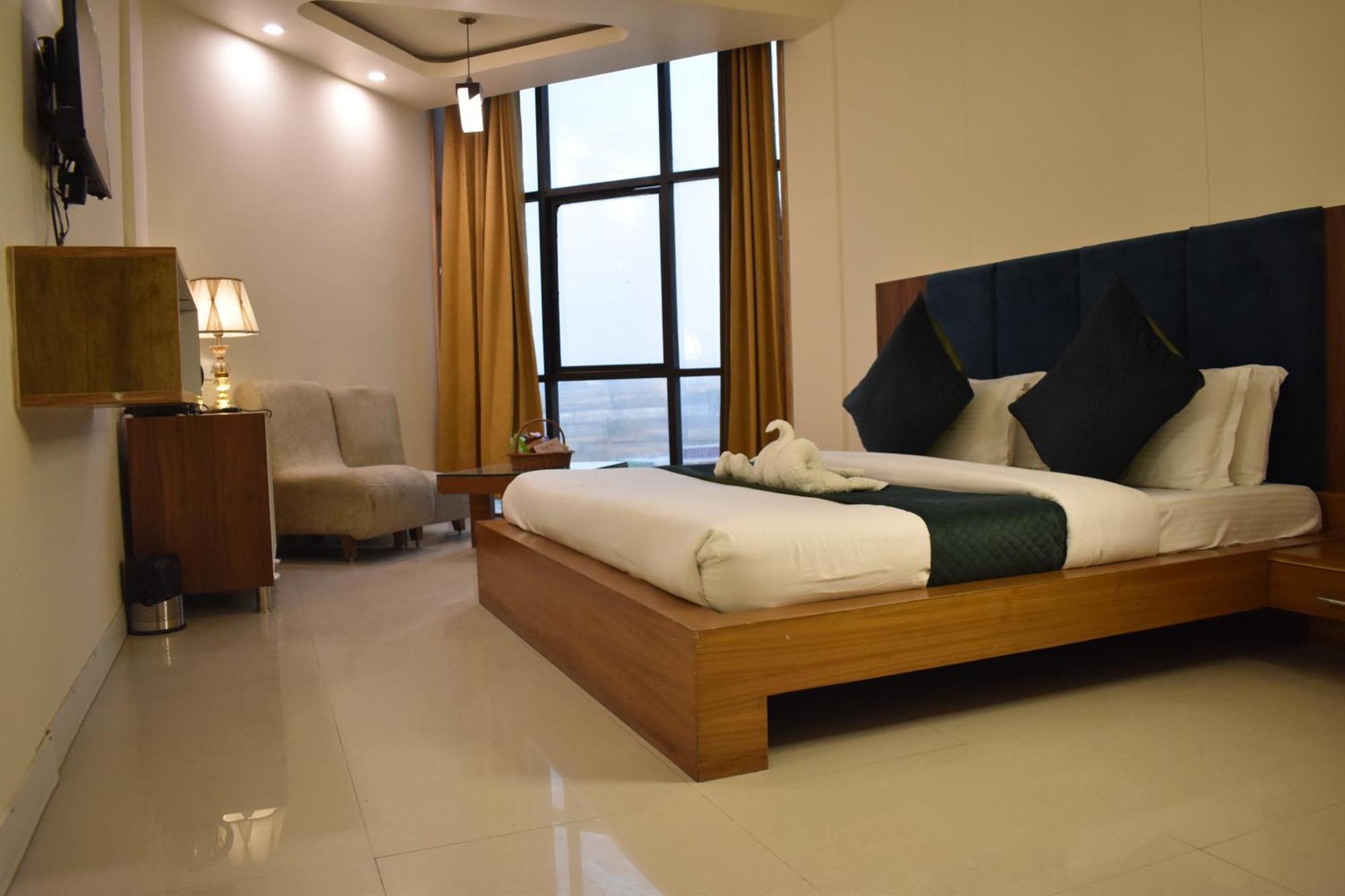 Hotel Padmini Palace Rani Pokhri Exterior photo