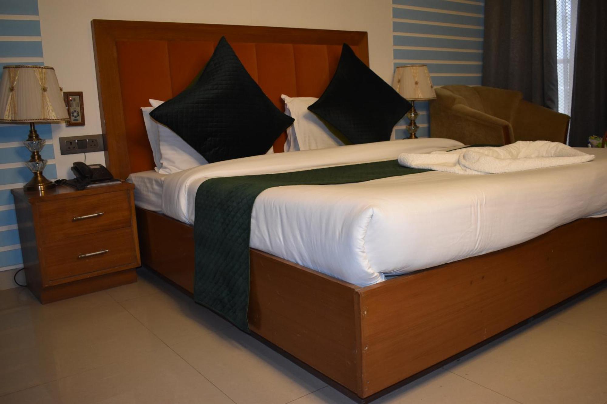 Hotel Padmini Palace Rani Pokhri Exterior photo
